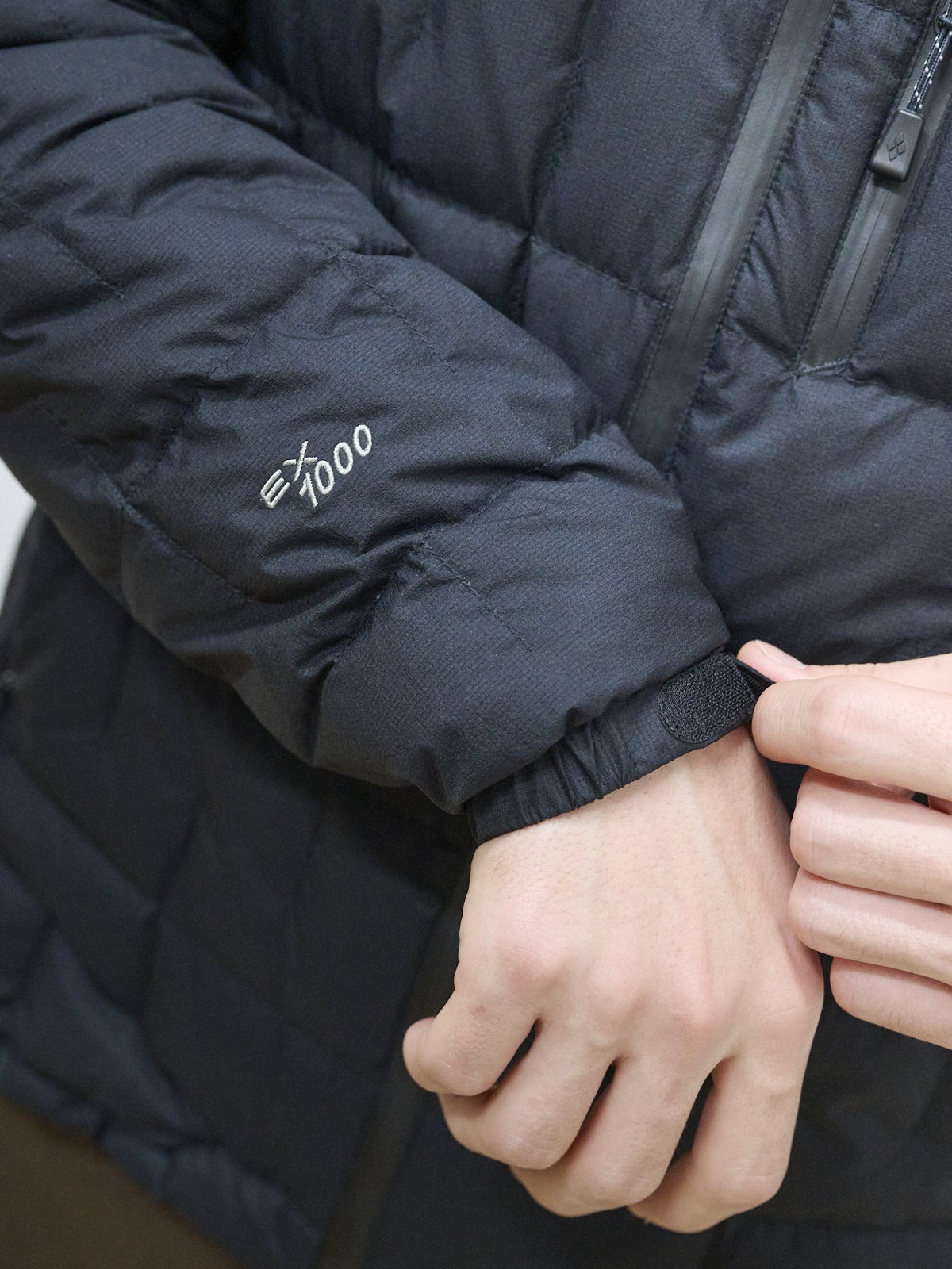 モンベルの黒いイグニスダウン パーカのオシャレな着こなしの袖