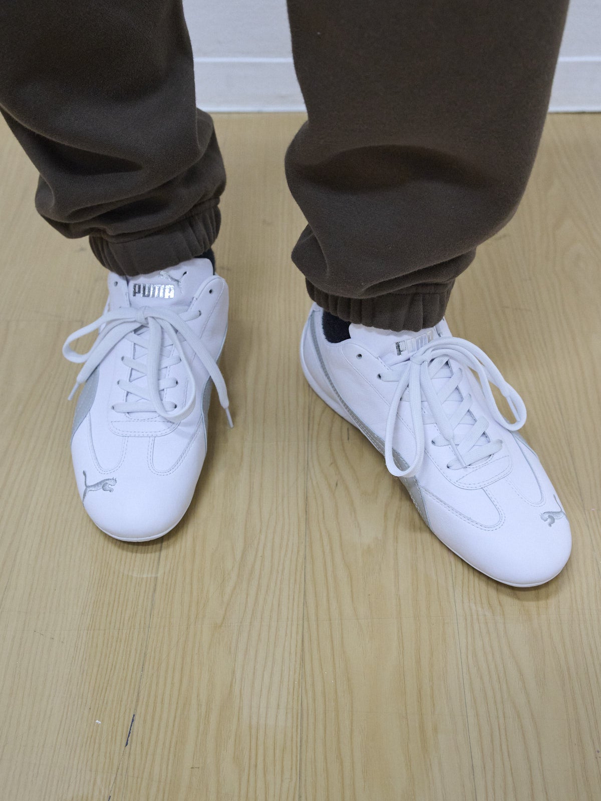 プーマの白いスピードキャット