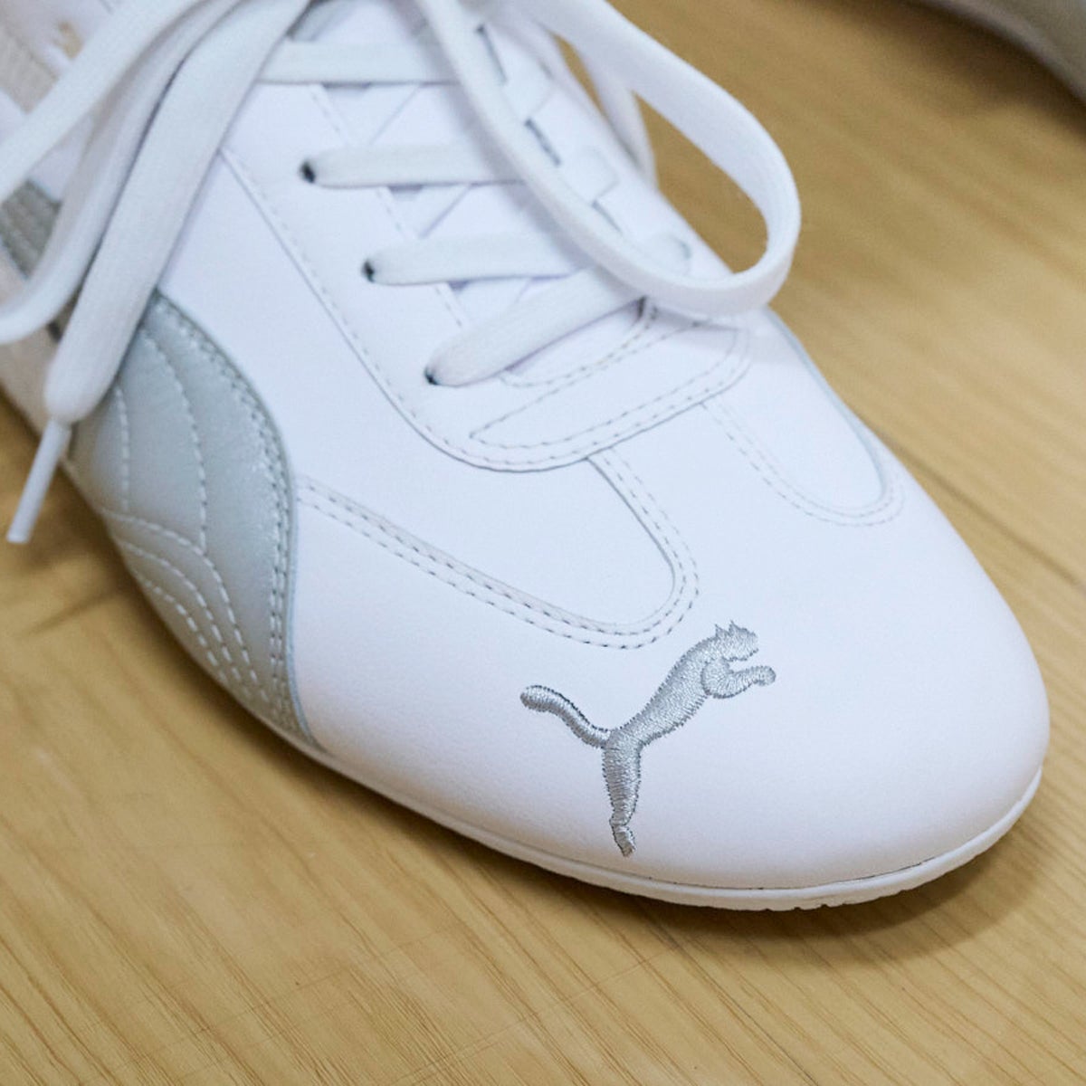 プーマの白いスピードキャットのトゥ