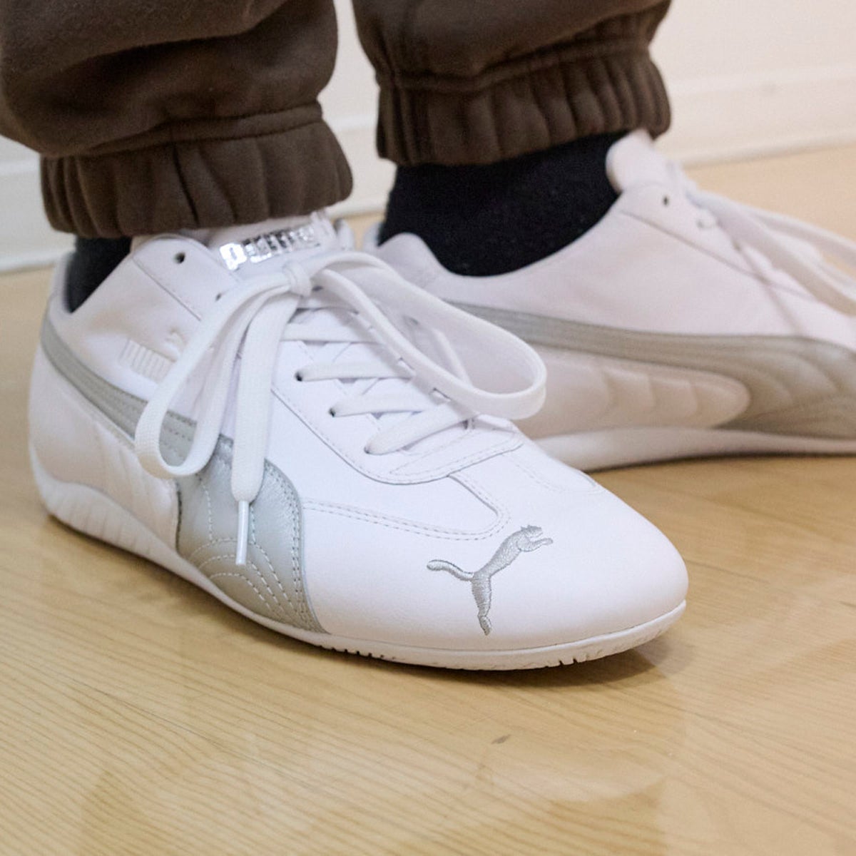 プーマの白いスピードキャットのサイド
