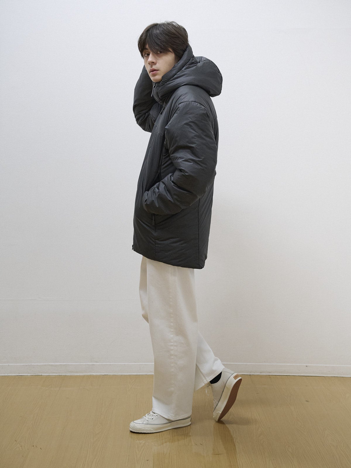 アークテリクスの中綿ジャケット/ニュークレイ SV パーカ メンズの着こなしサイド