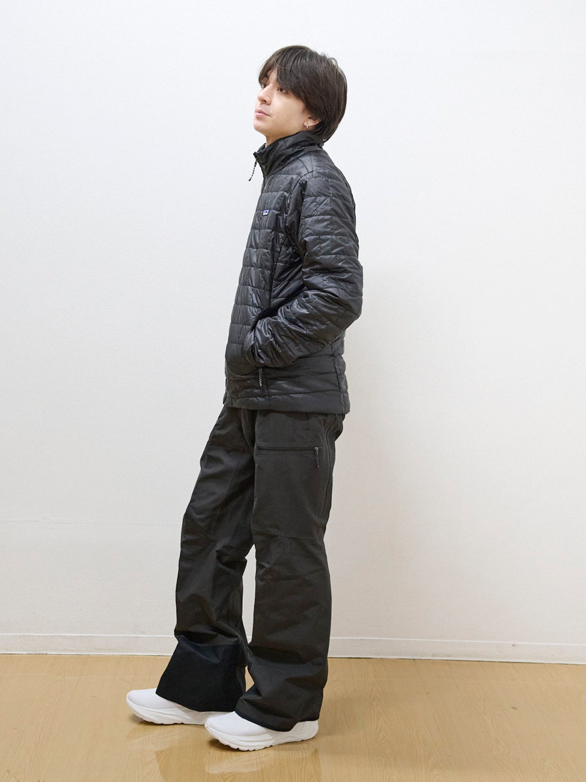 パタゴニアのメンズ・ナノ・パフ・ジャケットのオシャレな着こなしのサイド