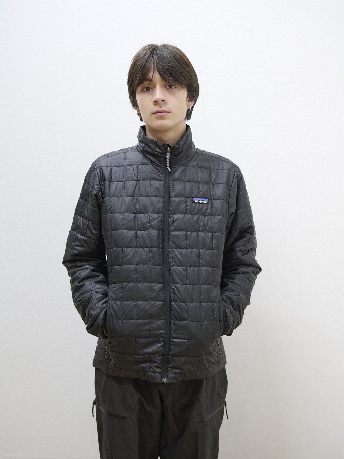 パタゴニアのメンズ・ナノ・パフ・ジャケットのオシャレな着こなしの上半身