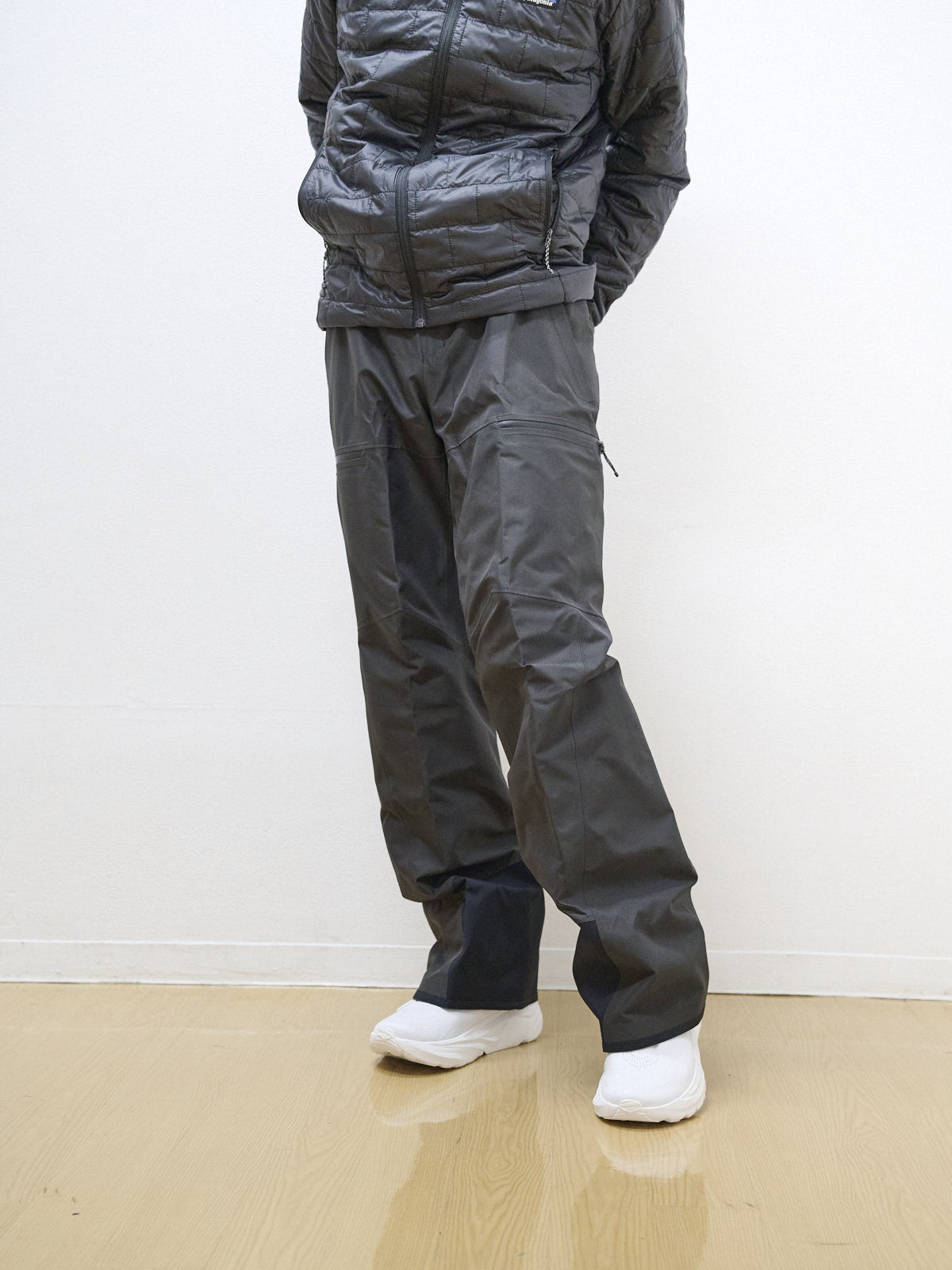 パタゴニアのメンズ・ナノ・パフ・ジャケットのオシャレな着こなしのパンツ
