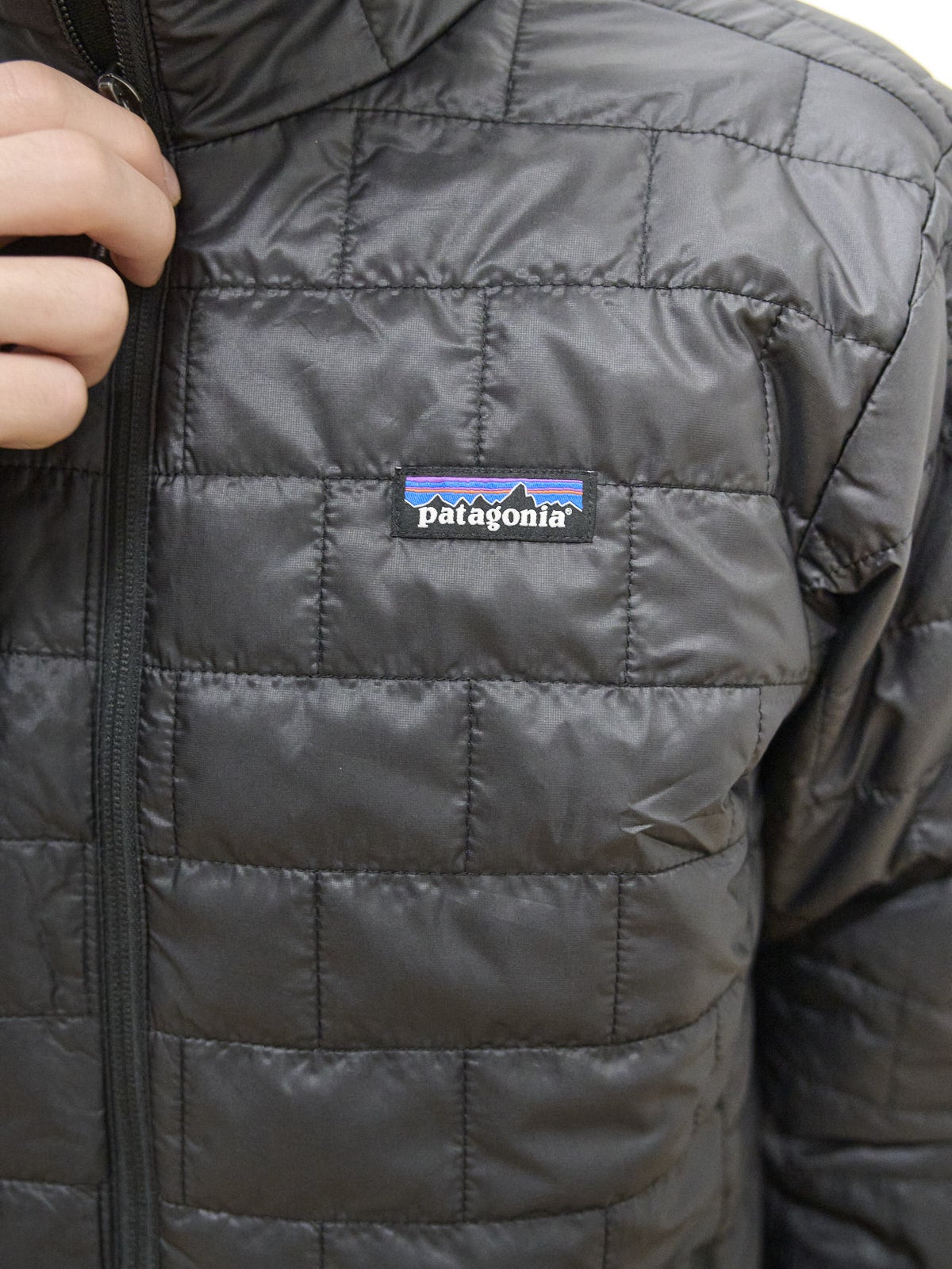 パタゴニアのメンズ・ナノ・パフ・ジャケットのオシャレな着こなしのロゴ