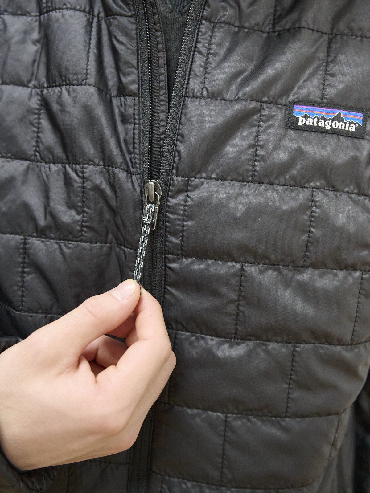 パタゴニアのメンズ・ナノ・パフ・ジャケットのオシャレな着こなしのフロントジップ