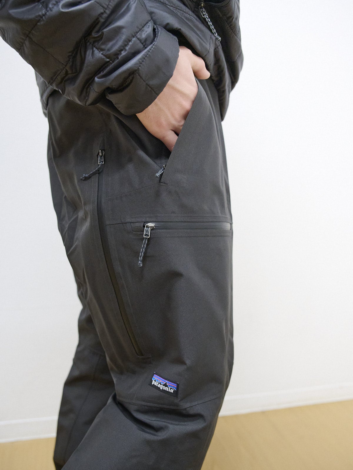 パタゴニアのメンズ・ナノ・パフ・ジャケットのオシャレな着こなしのサイドポケット