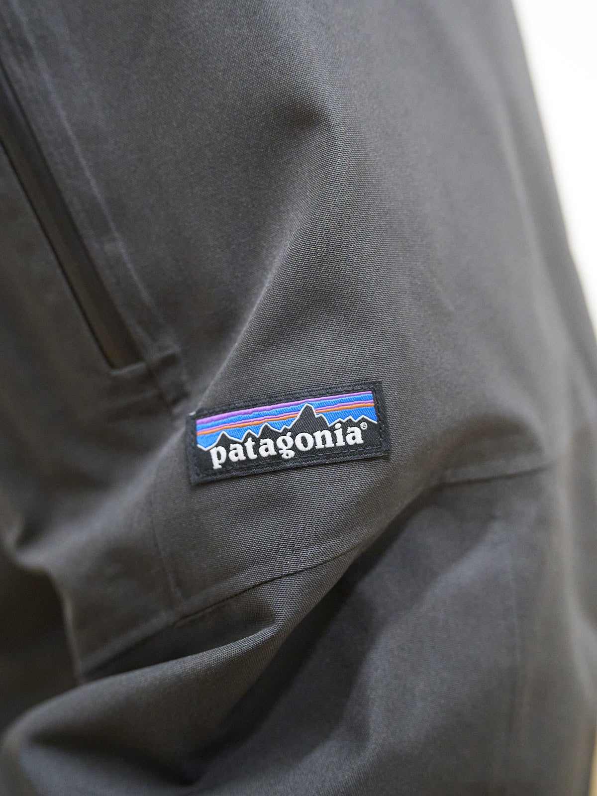 パタゴニアのメンズ・ナノ・パフ・ジャケットのオシャレな着こなしのパンツロゴ