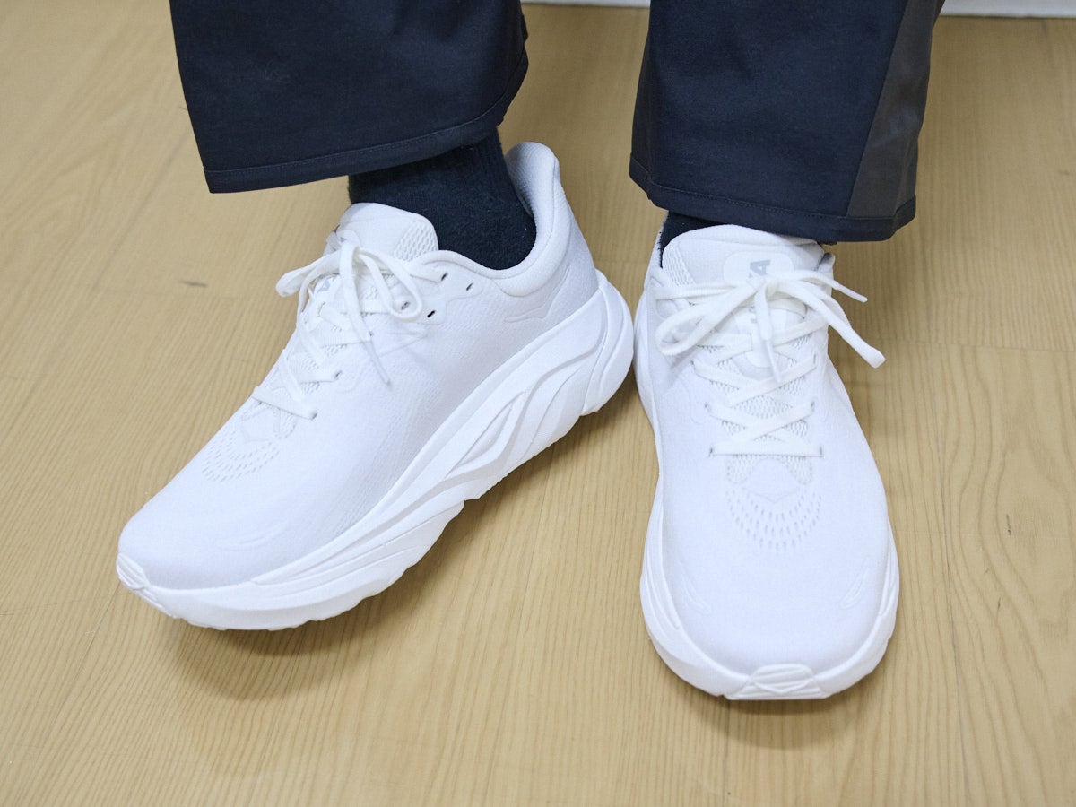 パタゴニアのメンズ・ナノ・パフ・ジャケットのオシャレな着こなしのホカの白スニーカー