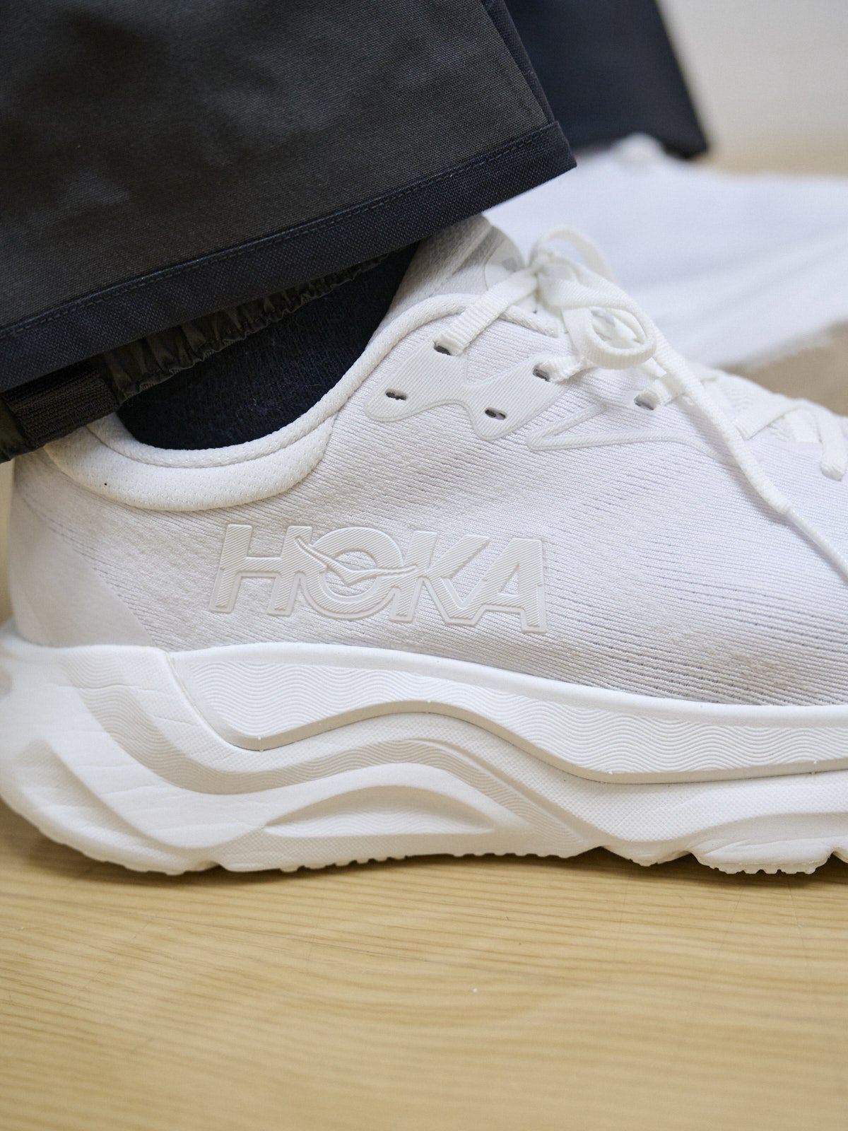 パタゴニアのメンズ・ナノ・パフ・ジャケットのオシャレな着こなしのホカの白スニーカーのサイド