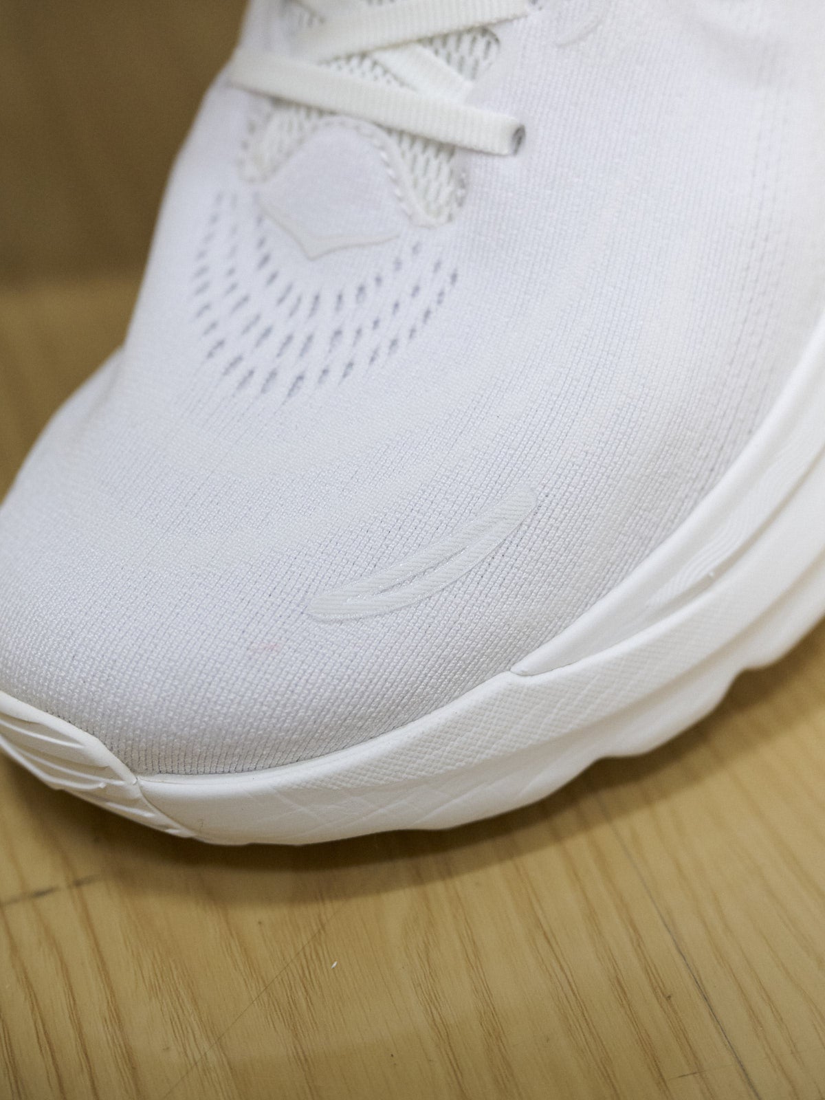 パタゴニアのメンズ・ナノ・パフ・ジャケットのオシャレな着こなしのホカの白スニーカーのトゥ