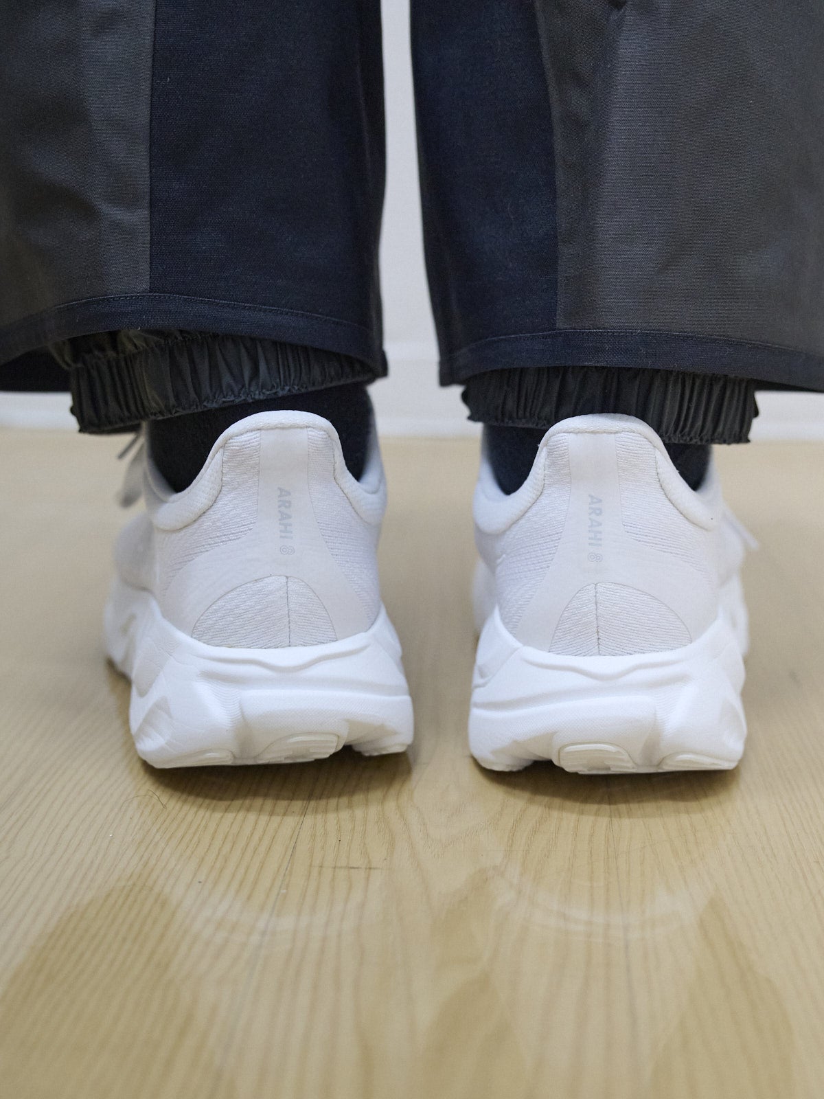 パタゴニアのメンズ・ナノ・パフ・ジャケットのオシャレな着こなしのホカの白スニーカーのヒール