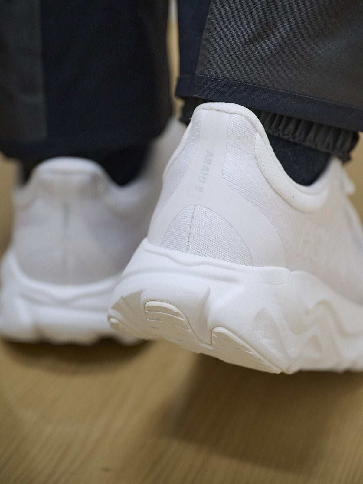 パタゴニアのメンズ・ナノ・パフ・ジャケットのオシャレな着こなしのホカの白スニーカーのアウトソール