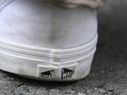 意外と意外。「VANS(ヴァンズ)」の白スニーカーという選択。【人気ショップ&ブランドスタッフの冬の毎日更新スニーカースナップ/DAY9】