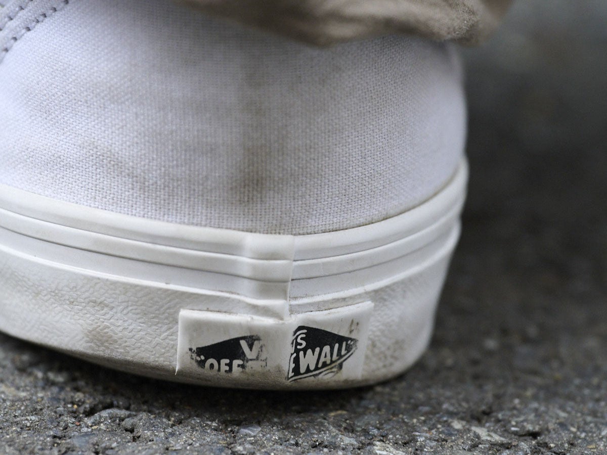 意外と意外。「VANS（ヴァンズ）」の白スニーカーという選択。【人気ショップ＆ブランドスタッフの冬の毎日更新スニーカースナップ／DAY9】