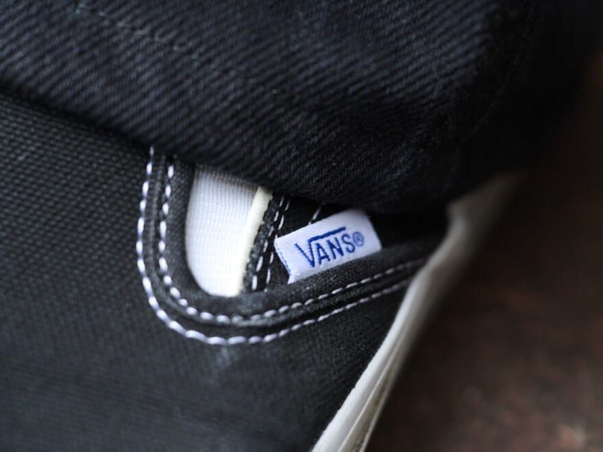 使い勝手のいい黒い「Vans（ヴァンズ）」を足もとの相棒に。【人気ショップ＆ブランドスタッフの冬の毎日更新スニーカースナップ／DAY15】