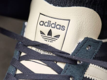 特別な「アディダス」の&ldquo;大人ネイビー&rdquo;はスラックスと合わせたモードな着こなしで。【人気ショップ＆ブランドスタッフの冬の毎日更新スニーカースナップ／DAY29】