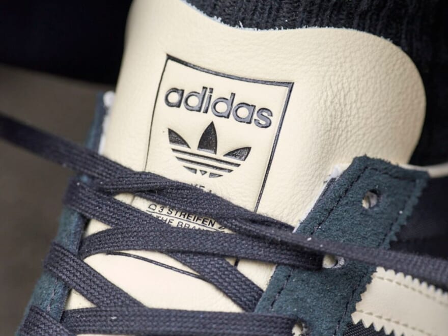 特別な「アディダス」の“大人ネイビー”はスラックスと合わせたモードな着こなしで。【人気ショップ＆ブランドスタッフの冬の毎日更新スニーカースナップ／DAY29】