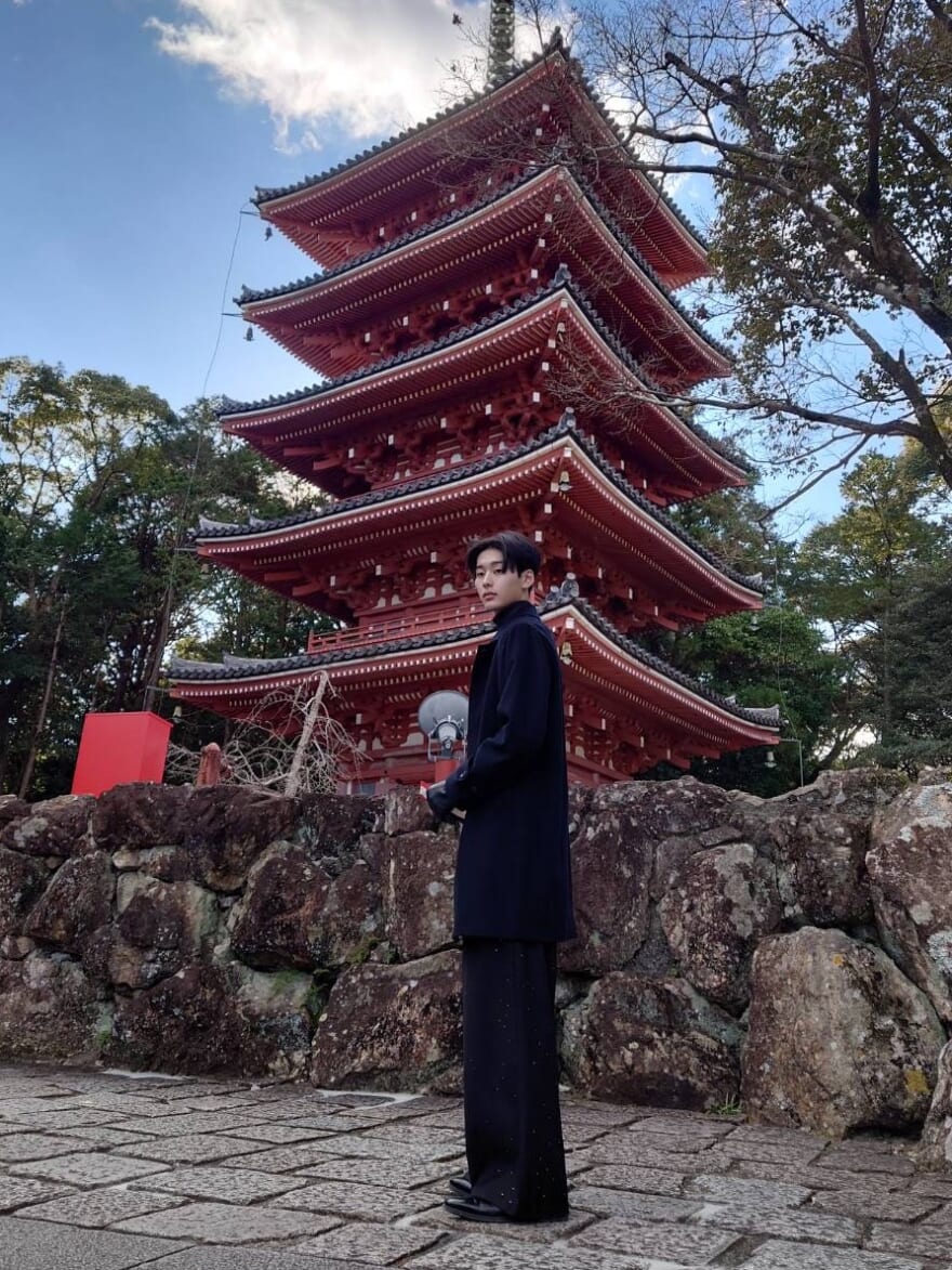 竹林寺の五重塔の前に立つメンズノンノモデル石川愛大