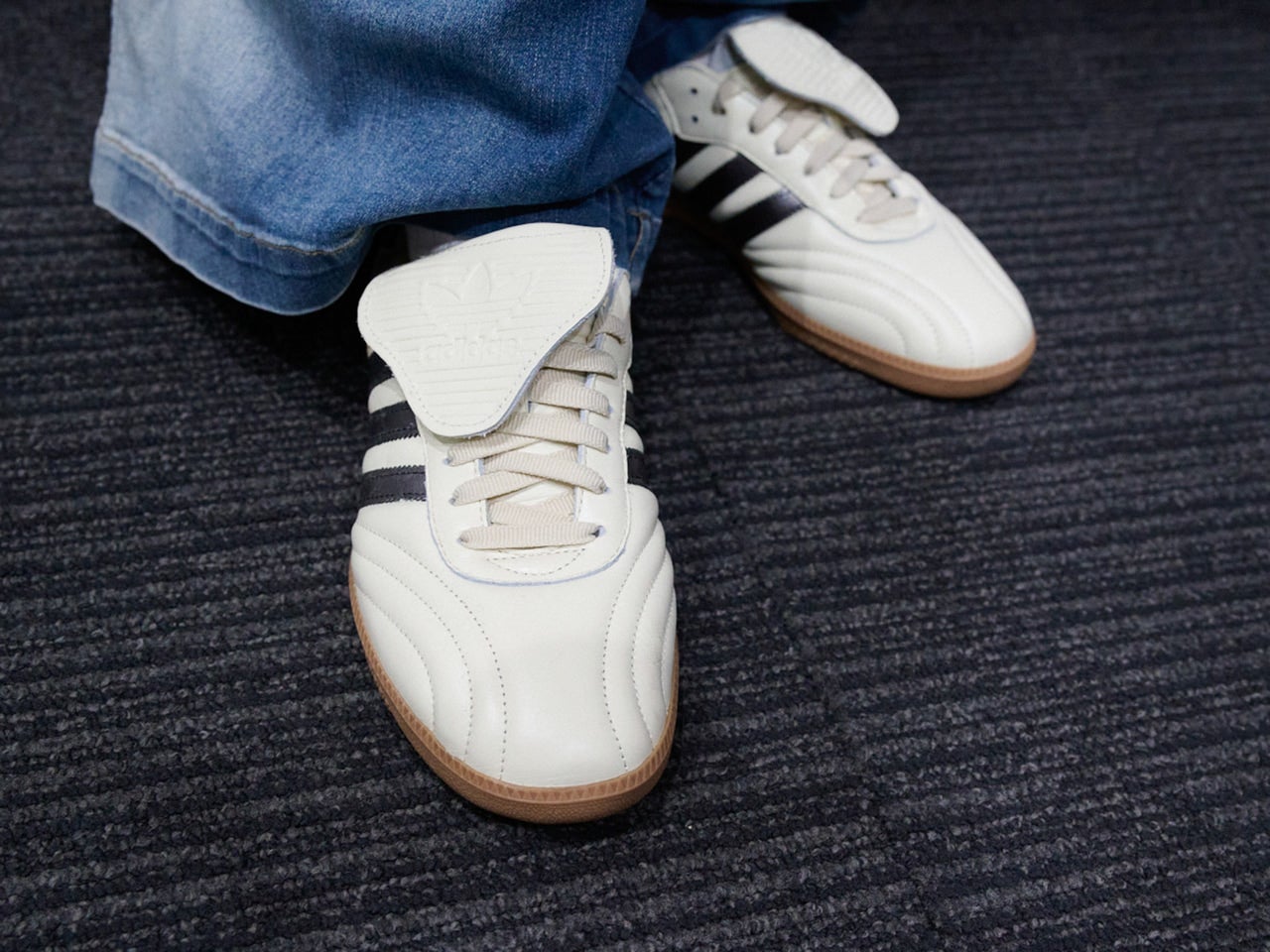 アディダスのサンバトウ部分