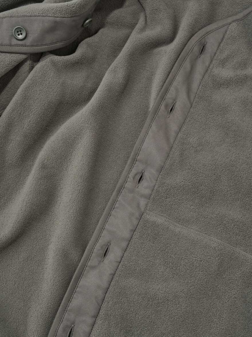 無印良品 紳士 素材に還るフリースカーディガンのボタン部分アップ