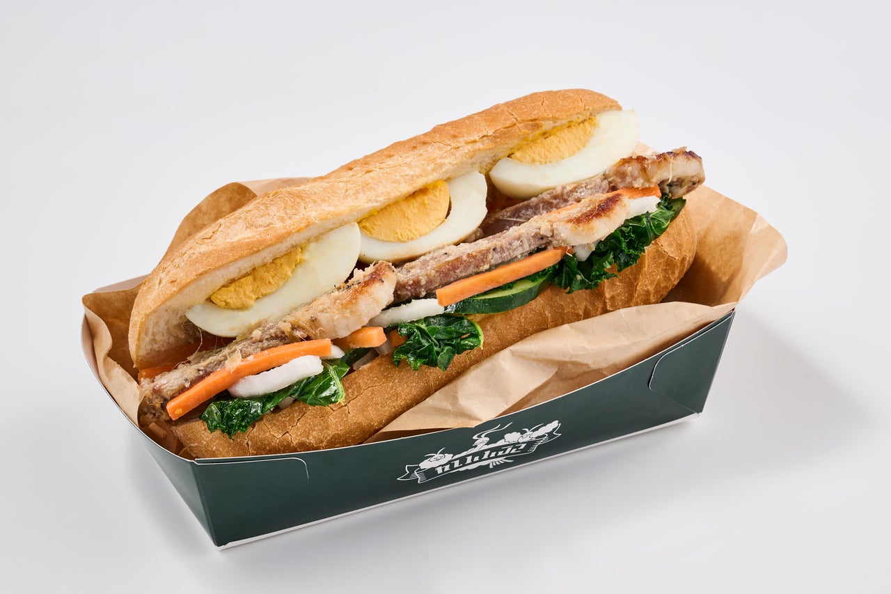 ポケパークカントーフードメニュー「豚肉のレモングラス焼きとアジアンハーブのバゲットサンド」