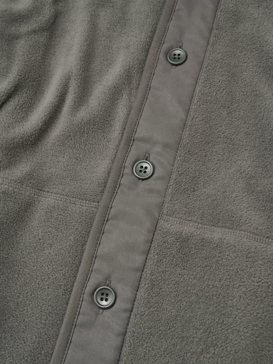 無印良品 紳士 素材に還るフリースカーディガンのボタン部分