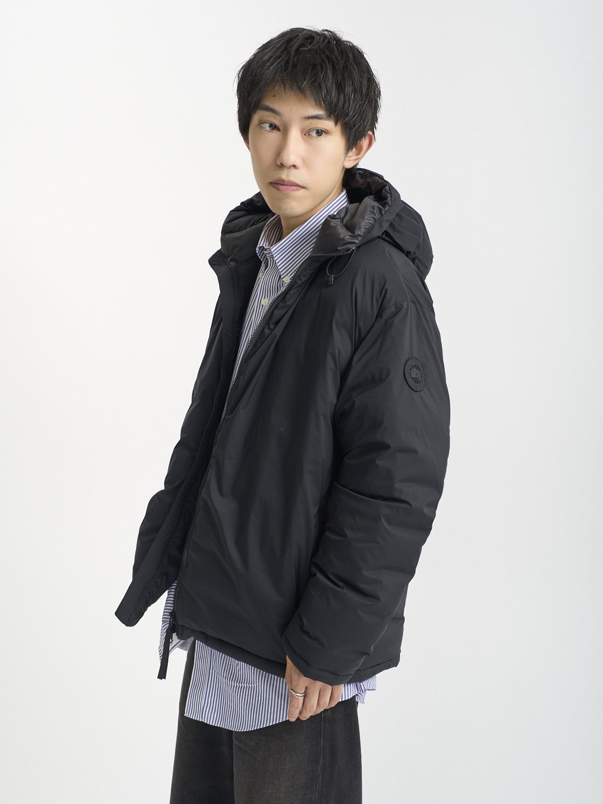 カナダグース　ダウンスナップ　お洒落な着こなし上半身　サイド