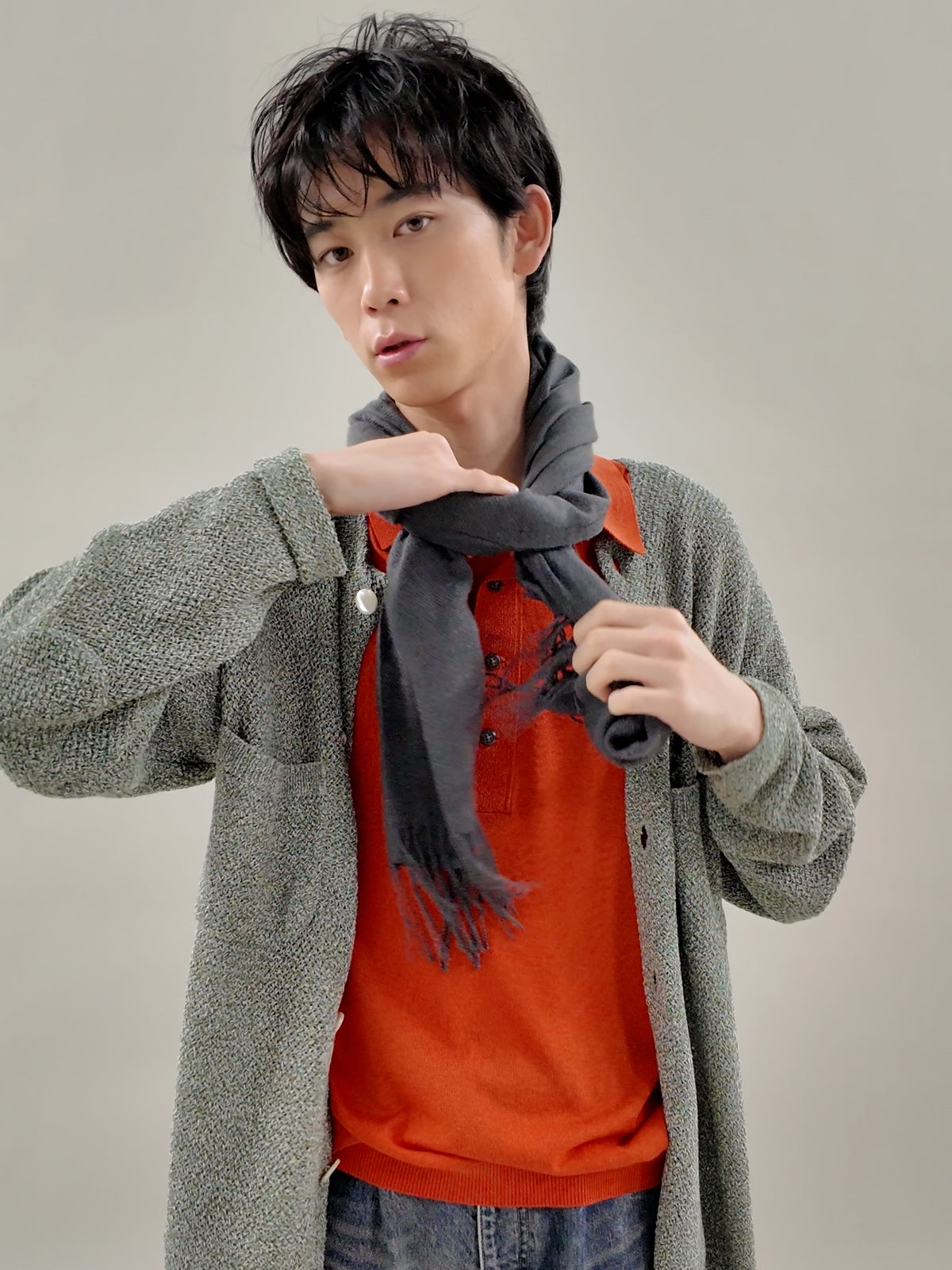 マフラーの巻き方／バラクラバ巻き、通した後に整える