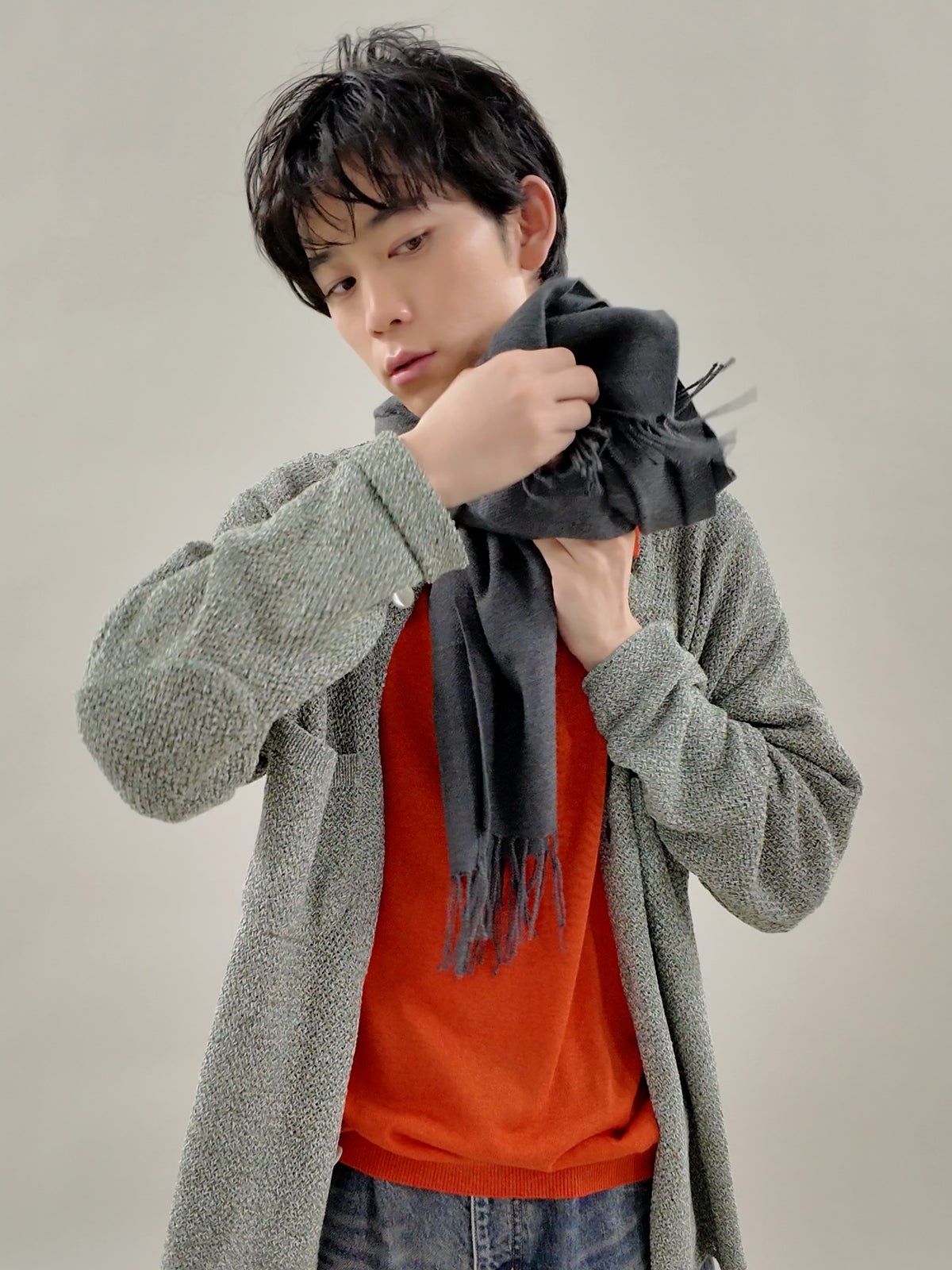 マフラーの巻き方／バラクラバ巻き、片側を下から通す２