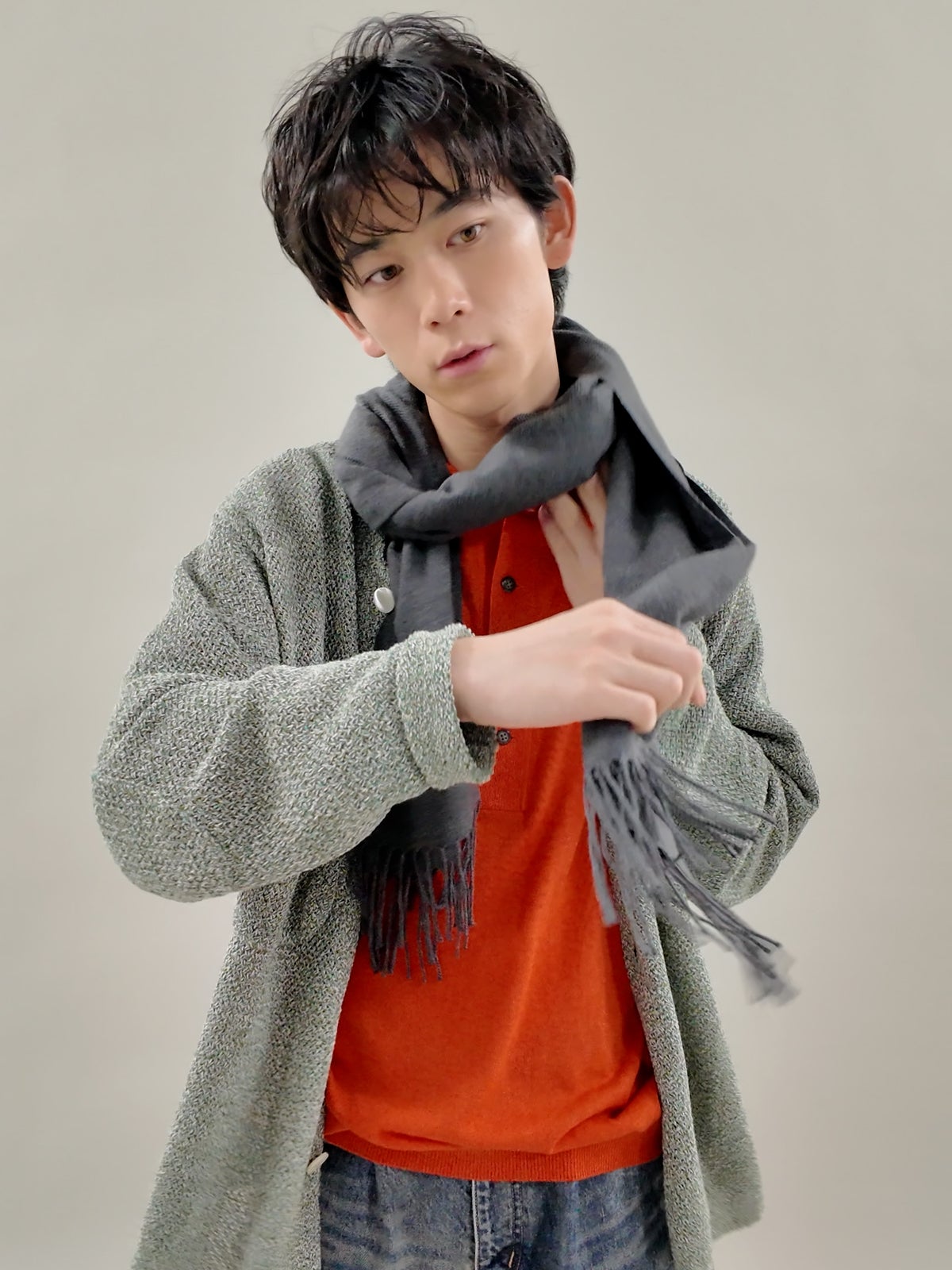 マフラーの巻き方／バラクラバ巻き、片側を下から通す