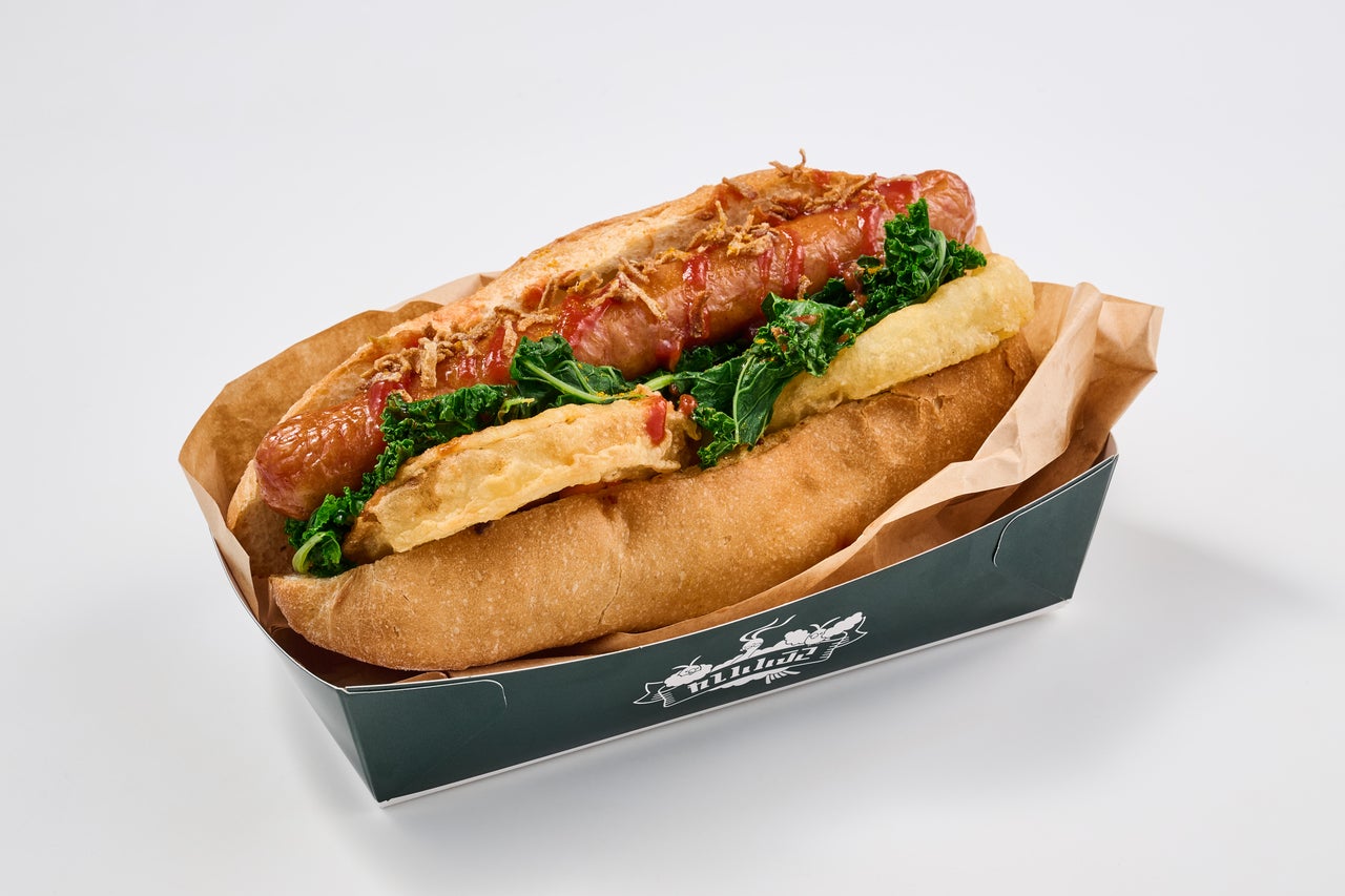 ポケパークカントーフードメニュー「ロングフランクとオニオンリングのバゲットサンド」