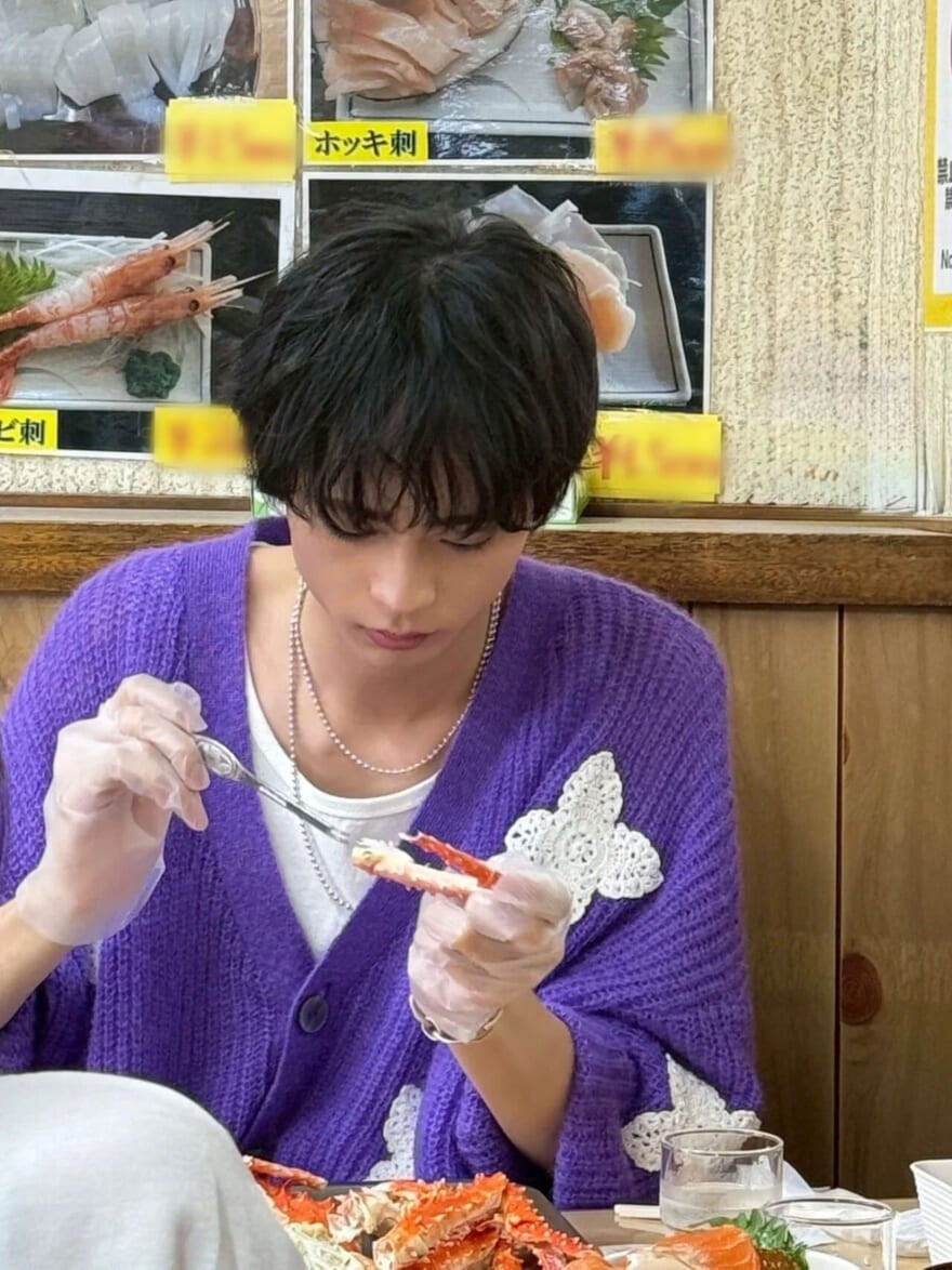 カニを食べる水沢林太郎