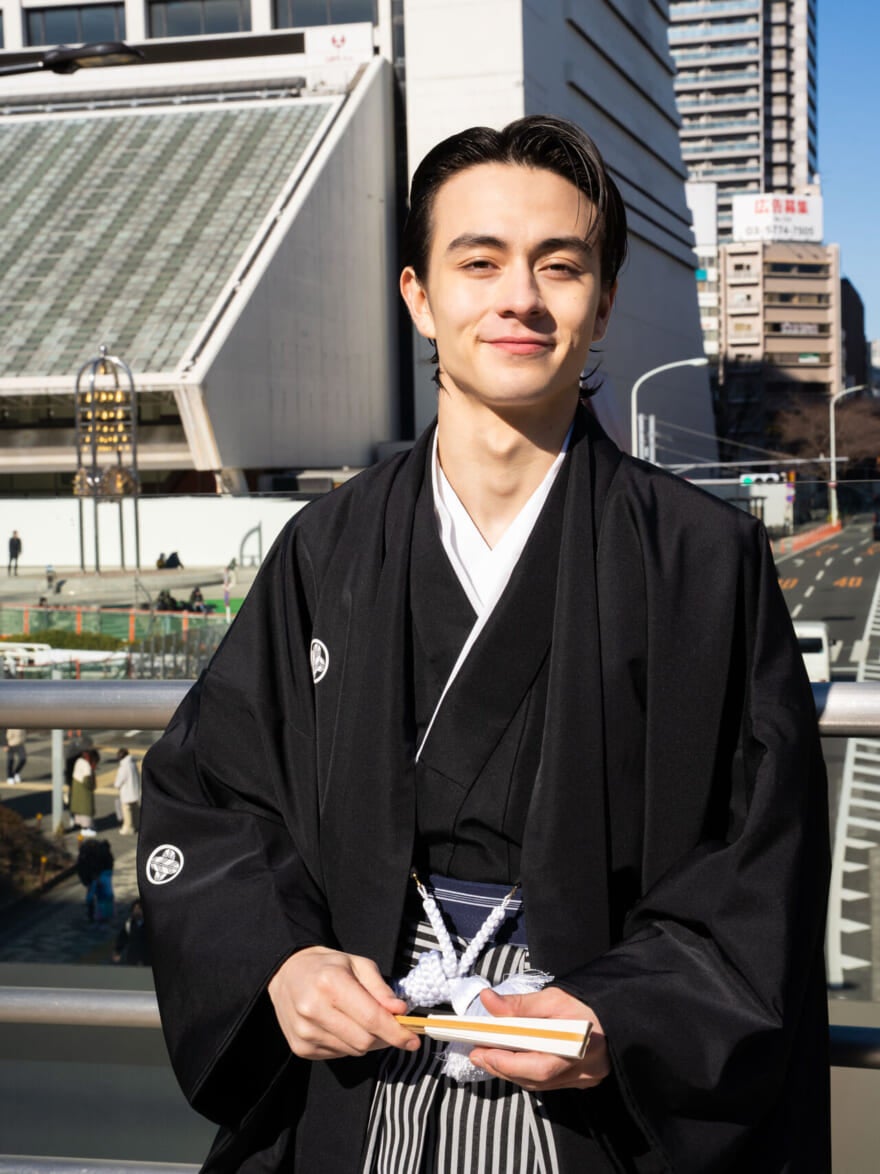 袴を穿いて扇子を手に持つメンズノンノモデル松岡光