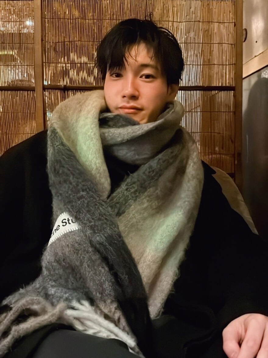 アクネ ストゥディオズのマフラーを巻いたメンズノンノモデル高橋璃央