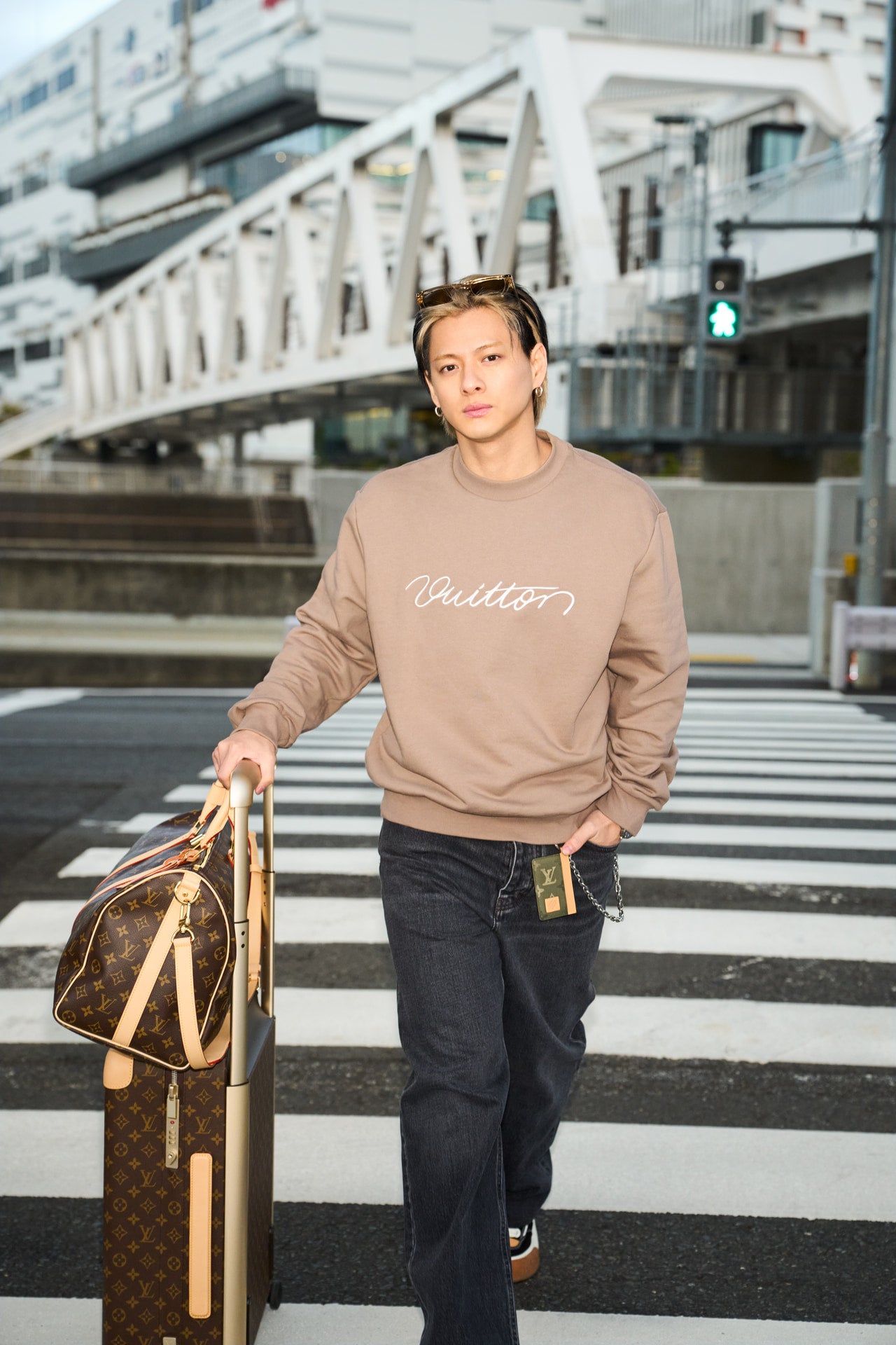 パリ・ファッションウィークに参加する平野紫燿さんの空港スタイル　全身コーディネート1