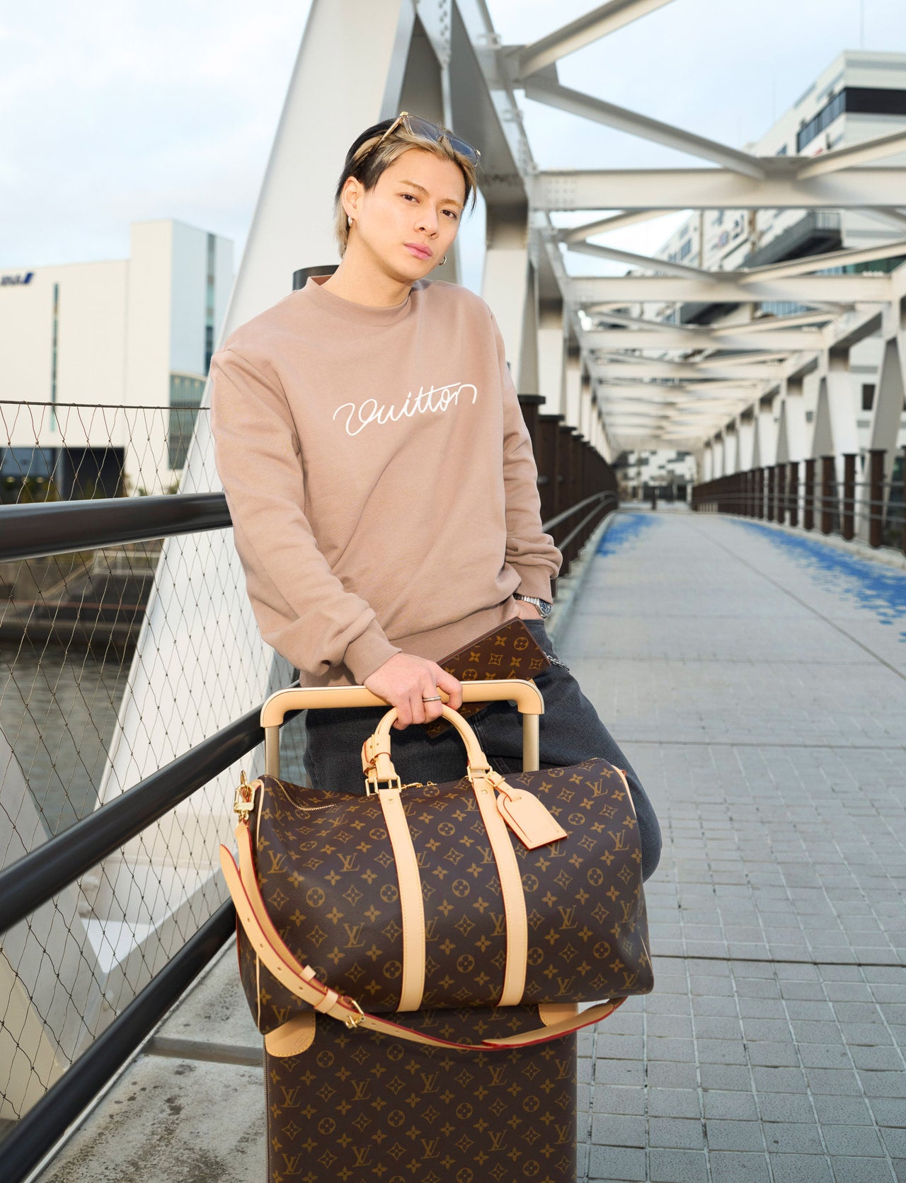 パリ・ファッションウィークに参加する平野紫燿さんの空港スタイル　全身コーディネート2