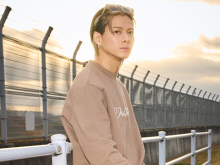 平野紫耀さんのエアポートスタイルはスケータージーンズが軸。ルイ・ヴィトン2026秋冬コレクション参加のためパリへ出発