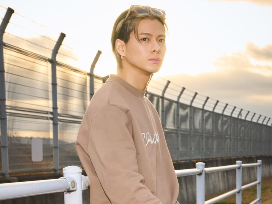 平野紫耀さんのエアポートスタイルはスケータージーンズが軸。ルイ・ヴィトン2026秋冬コレクション参加のためパリへ出発