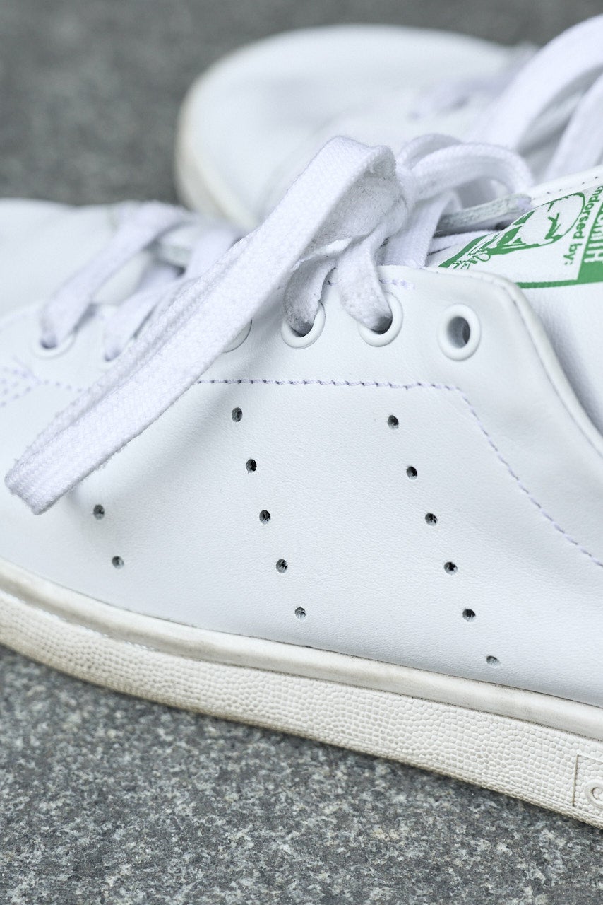 アディダス オリジナルの 愛用スニーカー「STAN SMITH DECON」のサイドステッチ