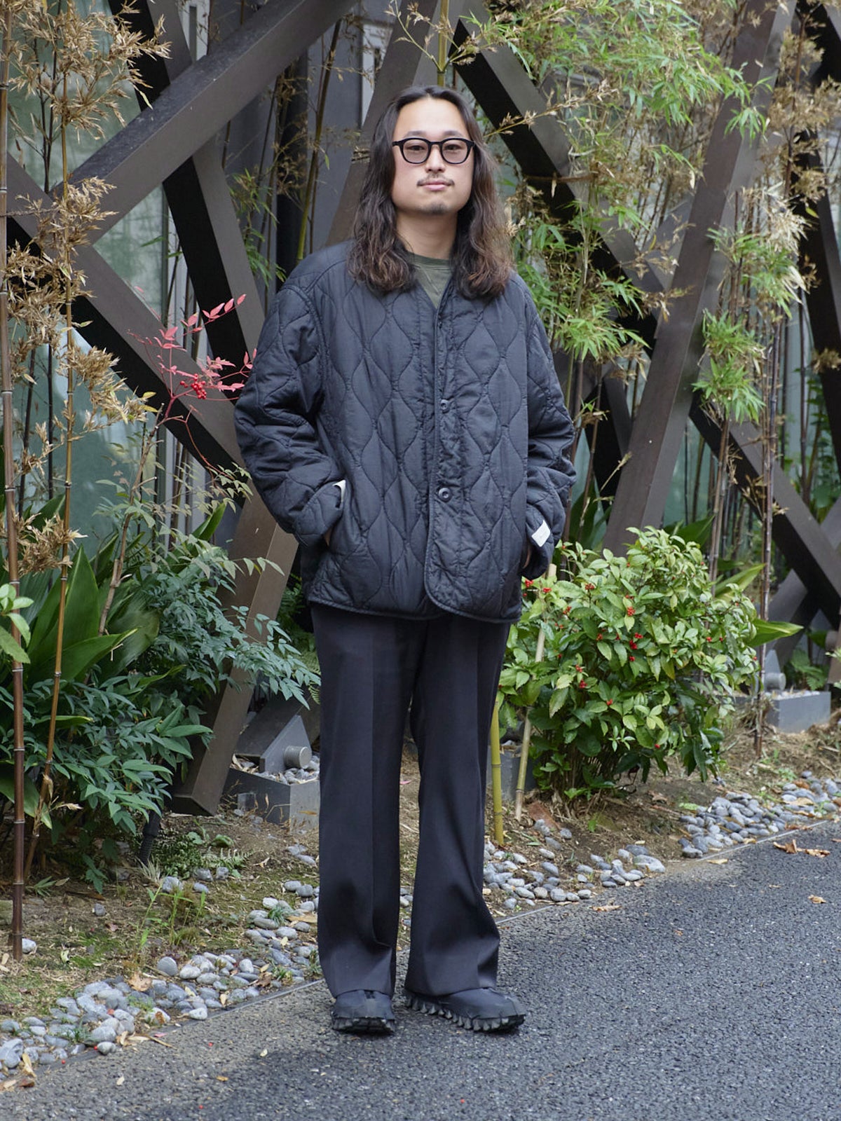 サロモンの黒スニーカー／SNOWCLOG ADVANCEDのオシャレな着こなし