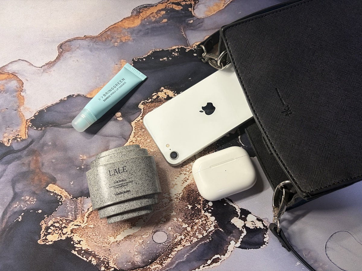 タンバリンズのハンドクリームをバッグの中に入れた画像