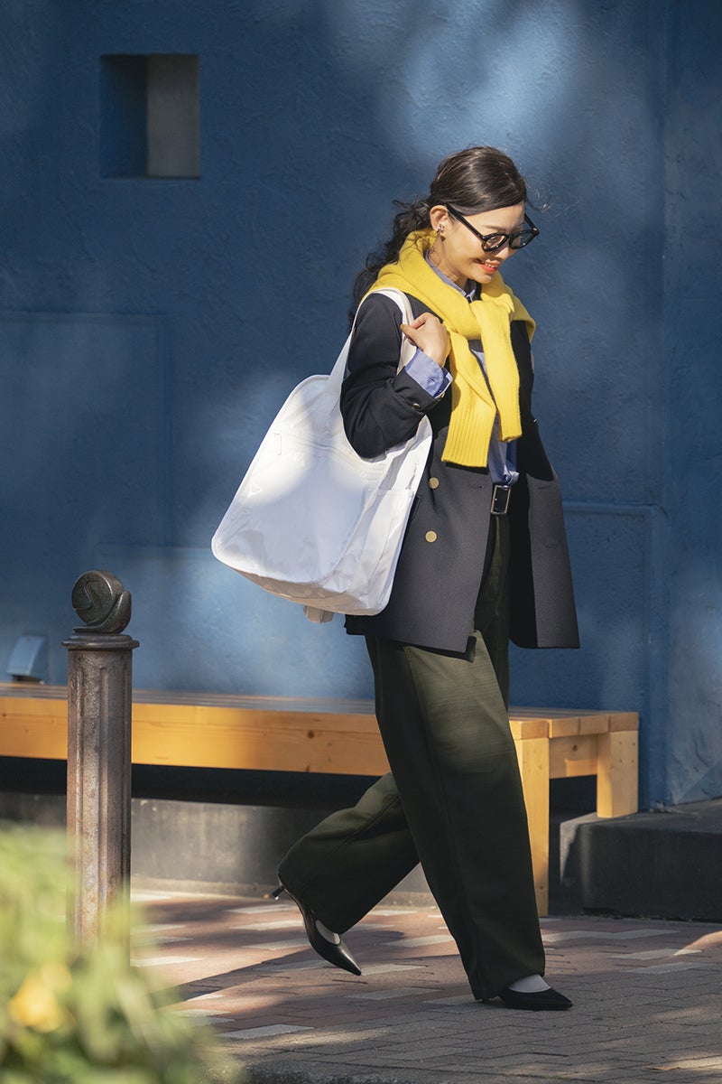 レスポートサック×ひとりっぷのコラボバッグ「アーバンエディターズバックパック4」のホワイトを着用するモデル