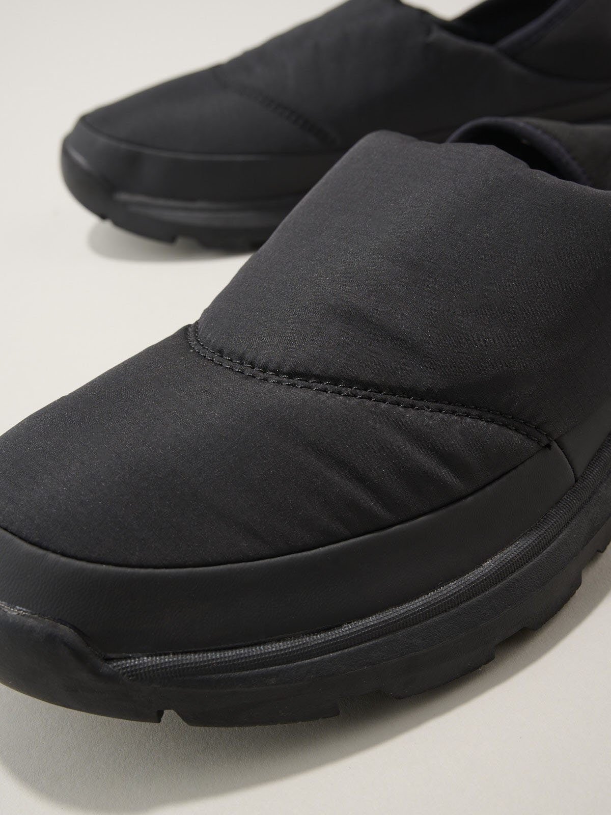 無印良品「かかとが踏める 撥水中わた入りスリッポン」3