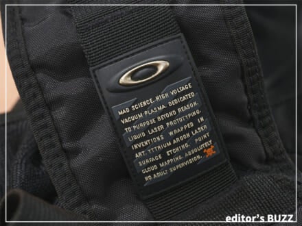 探している人が急増!? 2000年代「オークリー」の黒ショルダーバッグは圧倒的デザインで服好き心にドストライク！[編集者の愛用私物 #298]