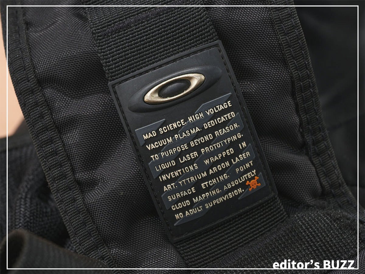 探している人が急増!? 2000年代「オークリー」の黒ショルダーバッグは圧倒的デザインで服好き心にドストライク！[編集者の愛用私物 #298]