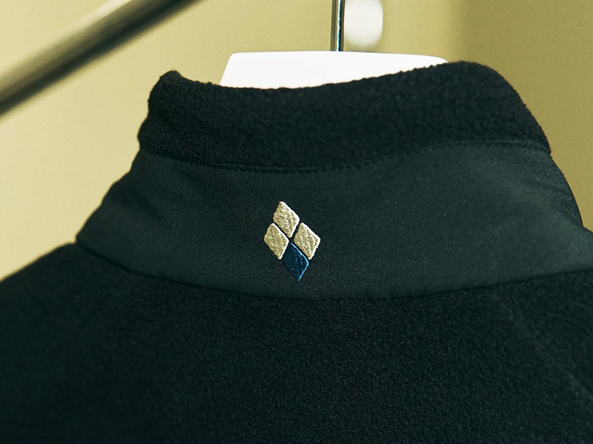 暖かくて快適な「アウトドアブランド」の黒トップス９選！モンベル、パタゴニア…いま買えば春まで着られる名品も！