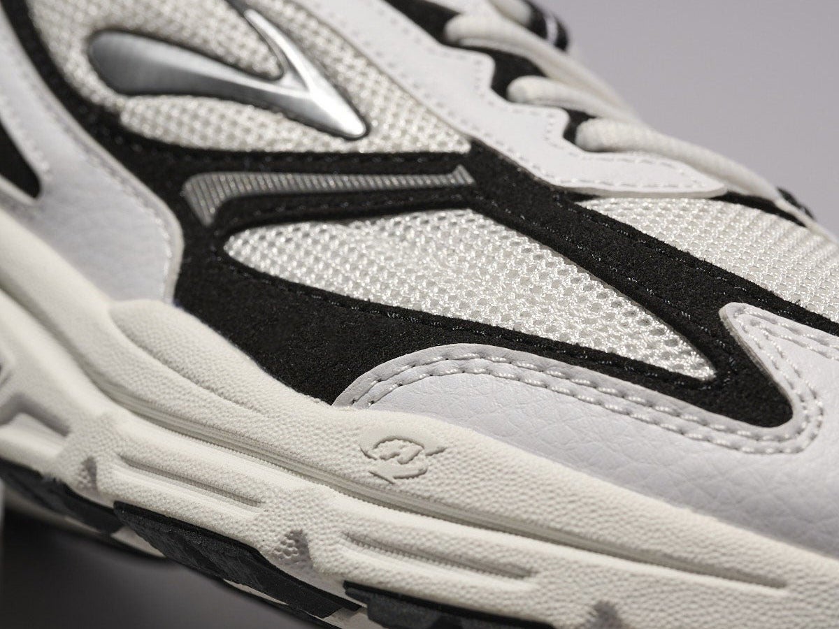 「それ、どこの？」って聞かれるはず。流行りに敏感な人が目をつけている差がつく「白スニーカー」６選！