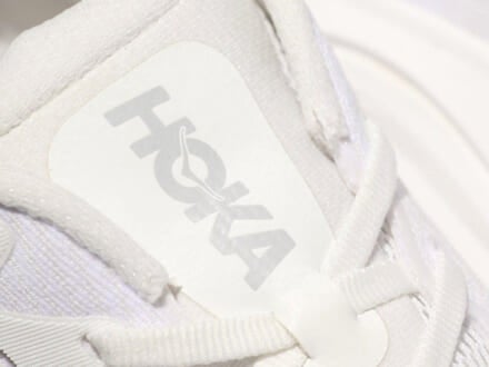 大人な厚底が欲しいなら!「ホカ」で完売前に買うべき“最強白スニーカー”4選。ボンダイ、リンコン、クリフトン…1万円台も多数!【HOKA】