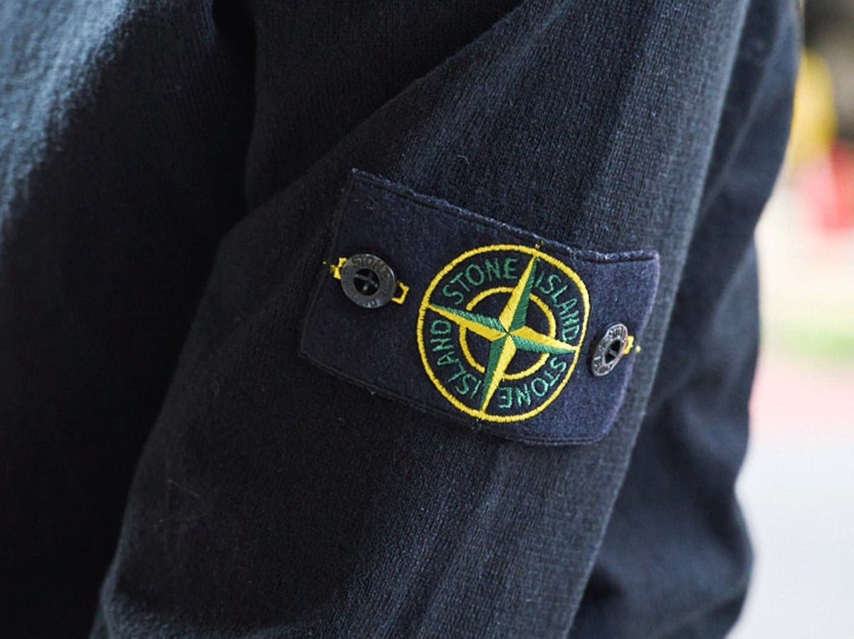 アウター脱いでも「黒ニット」なら気を抜かない！ユニクロ、コム デ ギャルソン、ストーンアイランド、アミ パリス…重ね着もOKな愛用品と正解着こなし５選。